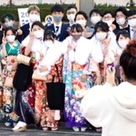 式典に出席し、グループごとに記念撮影する新成人。会話が盛り上がるのは、久しぶりの対面だからこそ？＝２０２２年１月、加古川市内
