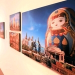 マトリョーシカ型のホテルを撮った写真などの展示空間＝西宮市大谷記念美術館