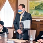 兵庫県を訪問し、ロシアによる軍事侵攻を受けた自国の現状を説明するウクライナのコルスンスキー駐日大使＝８日午前、県公館（撮影・金　旻革）