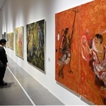 身体的変化を受け入れて生まれた、新たな技法の作品が並ぶ会場＝横尾忠則現代美術館（撮影・坂井萌香）