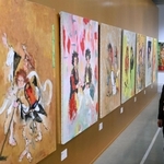 身体的変化を受け入れて生まれた、新たな技法の作品が並ぶ会場＝横尾忠則現代美術館（撮影・坂井萌香）