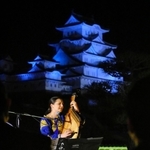 ウクライナ国旗の色に染まった会場で、平和を祈る音色を響かせるカテリーナ・グジーさん＝８日夜、姫路城（撮影・大山伸一郎）