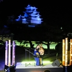 ウクライナ国旗の色に染まった会場で、平和を祈る音色を響かせるカテリーナ・グジーさん＝８日夜、姫路城（撮影・大山伸一郎）