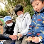 山本辰也さんにアドバイスされながら、木や竹を削る子どもたち＝神戸市須磨区横尾６