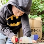 小さな木の枝をのこぎりで切ろうと挑戦！＝神戸市須磨区横尾６