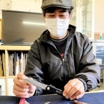 肥後守を作り続ける永尾かね駒製作所５代目の永尾光雄さん＝三木市平田