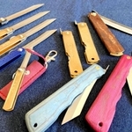 ずらりと並ぶ肥後守。アウトドアブランドとのコラボ商品も＝三木市平田