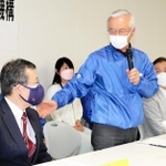 会見であいさつする代表理事の高橋守雄さん（中央）と副代表理事の村松淳司さん（左）＝神戸市中央区東川崎町１