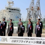 記念写真に収まる岸田文雄首相（前列右から３人目）＝９日午後、神戸市中央区神戸空港