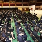 神戸大学の入学式で、話を聞く新入生たち＝５日午前、神戸市中央区