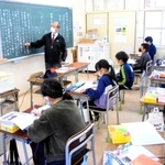 ウクライナ有事の記事を教材に、見出しから前文を考える授業を行う若生佳久教諭＝３月１６日、明石市立大久保小学校