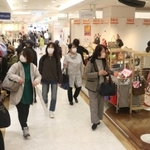 買い物客でにぎわう営業最終日の２番街＝神戸市中央区のさんちか