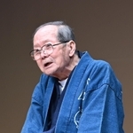 最後の「一人語り劇場」のステージの木津川計さん＝１０日午後、神戸市灘区岸地通１（撮影・坂井萌香）