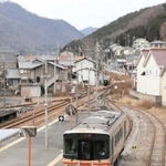 佐用方面に向かって出発する姫新線普通列車＝ＪＲ播磨新宮駅