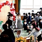 マスクを着け、距離を保ちながら行われた入学式＝１１日午前、神戸市垂水区上高丸１、千代が丘小学校（撮影・中西幸大）