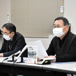 講演会開催の経緯などについて説明する「組織罰を実現する会」の大森重美代表（右）と松本邦夫副代表＝神戸市中央区橘通１、兵庫県弁護士会館別館
