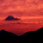 まるで島が浮かぶ海のように見えた夕景＝１１日夕、神戸市中央区東川崎町１の神戸新聞社から