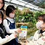 ウクライナの動物たちの支援のため、募金に応じる子どもたち＝神戸市中央区港島南町７（撮影・中西幸大）