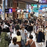 平日でも多くの人が行き交う三宮センター街＝１２日午後、神戸市中央区三宮町１（撮影・鈴木雅之）