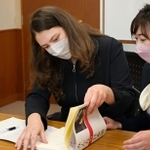 神戸での生活が始まり日本語の教材に目を通すユリヤ・ゴルバチュクさん＝１２日午後、神戸市長田区三番町、国際語学学院（撮影・秋山亮太）