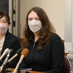 ウクライナに残してきた家族や神戸での生活について話すユリヤ・ゴルバチュクさん（中央）＝神戸市長田区三番町５、国際語学学院（撮影・秋山亮太）