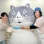 ラジオ関西の番組「Ｃｌｉｐ」に出演し、紅しょうがの稲田さん（左）と熊元さん（右）と記念写真を撮るマル＝神戸市中央区東川崎町１、ラジオ関西