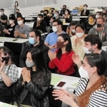 来日し、入学式に出席したコミュニカ学院の留学生ら。約６０人の学生が集まるのは新型コロナウイルスの感染拡大以降では初めてという＝７日、神戸市中央区新港町