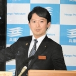 定例会見で発言する兵庫県の斎藤元彦知事＝１３日午後、兵庫県庁