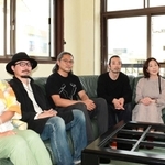 運営メンバーの面々。（右から）松下麻理さん、森山未来さん、小泉寛明さん、遠藤豊さん、小泉亜由美さん＝神戸市中央区北野町４（撮影・中西幸大）