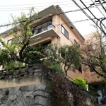 「アーティスト・イン・レジデンス・コウベ」が入るマンションの外観＝神戸市中央区北野町４（撮影・中西幸大）