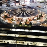 日没後、近未来を思わせる不思議な存在感を放つバスターミナル＝神戸市中央区相生町３