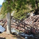 鉄骨が崩れ、一部が川に漬かった飲食店「滝流しそうめん」＝宍粟市波賀町戸倉