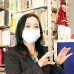対話の重要性を訴えるロシア学科の金子百合子教授＝神戸市西区学園東町９、神戸市外国語大学