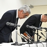 かんぽの宿有馬を利用した男性２人がレジオネラ症を発症し、うち１人の死亡を受け謝罪する日本郵政の福本謙二常務執行役（左）ら＝１４日午後、神戸市中央区の神戸国際会館（撮影・坂井萌香）