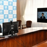 オンラインで鳥取県の平井伸治知事と協議する兵庫県の斎藤元彦知事＝兵庫県庁
