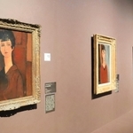 モディリアーニの《若い女性の肖像》（１９１７年ごろ、左）などの展示風景＝大阪中之島美術館