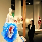 カンカンでまとう衣装（左）は、足を高く上げて踊ったときのデザインの美しさを再現する展示にした＝神戸市東灘区向洋町中２、神戸ファッション美術館
