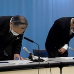 兵庫県立淡路医療センターにおける公文書偽造問題を巡り、職員が組織ぐるみで行った隠蔽工作について陳謝する八木聰・県病院事業副管理者（左）ら＝15日午後、兵庫県庁