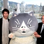 連載開始に合わせ、高梨柳太郎社長（右）を訪ねた早見和真さんと主人公マル＝神戸市中央区東川崎町１（撮影・中西幸大）