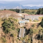 熊本地震で崩落した旧阿蘇大橋の橋桁。震災遺構として保存されている＝３月１４日、熊本県南阿蘇村河陽（宮定章さん提供）