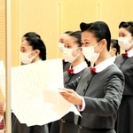 新入生総代として答辞を読み上げる今井柚希さん＝宝塚市武庫川町（宝塚音楽学校提供）