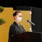宝塚歌劇団生徒代表として祝辞を述べる花組組長の美風舞良さん