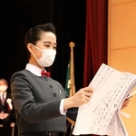 在校生代表で歓迎の辞を述べる山田早瀬さん