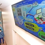 校舎に設置された太陽光パネルの発電量を示すモニター＝神戸市灘区摩耶海岸通２、灘の浜小学校（撮影・坂井萌香）