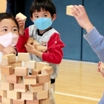「黒くなってるところもあるなあ」。炭素を含んだ積み木を観察する子どもら＝西宮市、高木北小学校