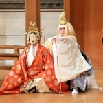 「媽祖」より。左から媽祖を務める片山九郎右衛門、住吉明神を演じる野村萬斎ら（渡辺真也さん撮影）