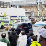 西宮市長選で応援に駆け付けた維新の吉村洋文副代表の演説を聞く市民ら＝３月２６日、西宮市内