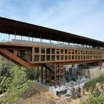 森の中にせり出したウッドデッキで、座禅やヨガを体験できる施設＝１８日午前、淡路市楠本（ドローンで撮影）