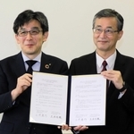 協定を結んだ永野康行研究科長（左）と土居信数校長＝神戸市西区学園西町８