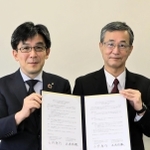 協定を結んだ永野康行研究科長（左）と土居信数校長＝神戸市西区学園西町８